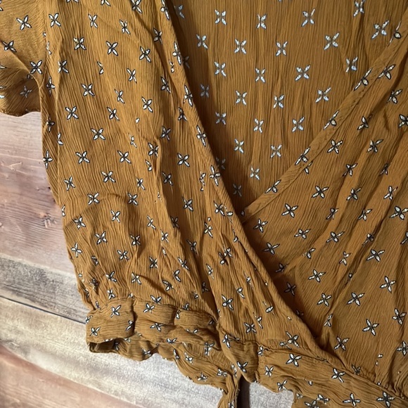 Flirty crop top with a cute tie in back - Picture 2 of 4